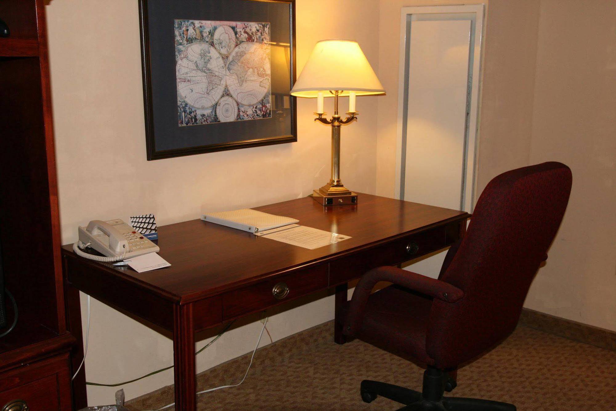 Hampton Inn Columbus-North Номер фото